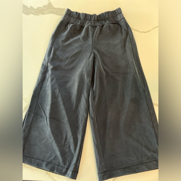 Lulu Lemon Wide Leg Capris - Picture 1 of 2